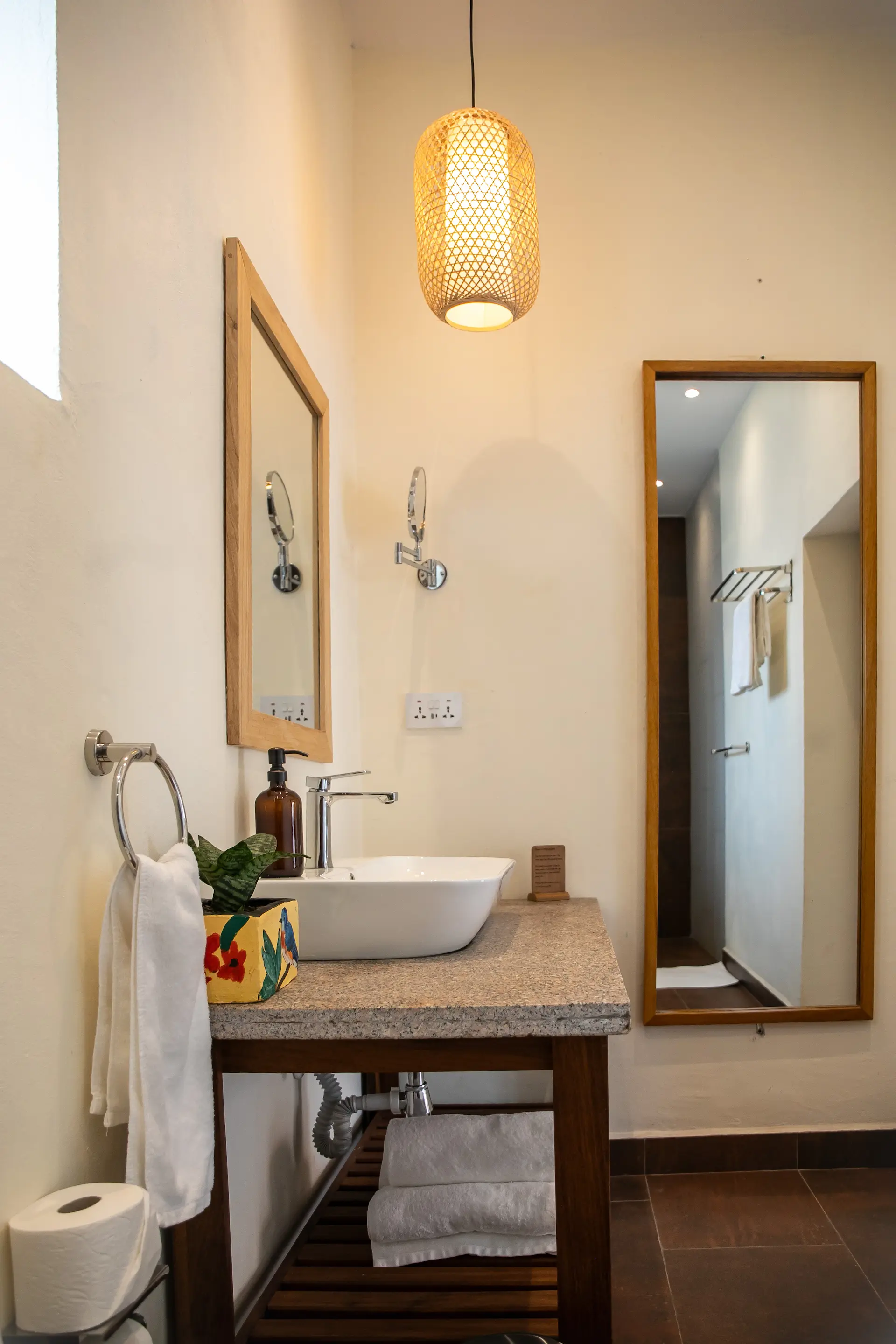 En-suite bathroom with vessel sink on granite counter